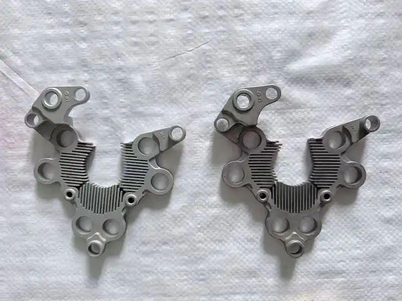 Aluminum die casting heat sink bracket before and after sandblasting by suction blasting cabinet