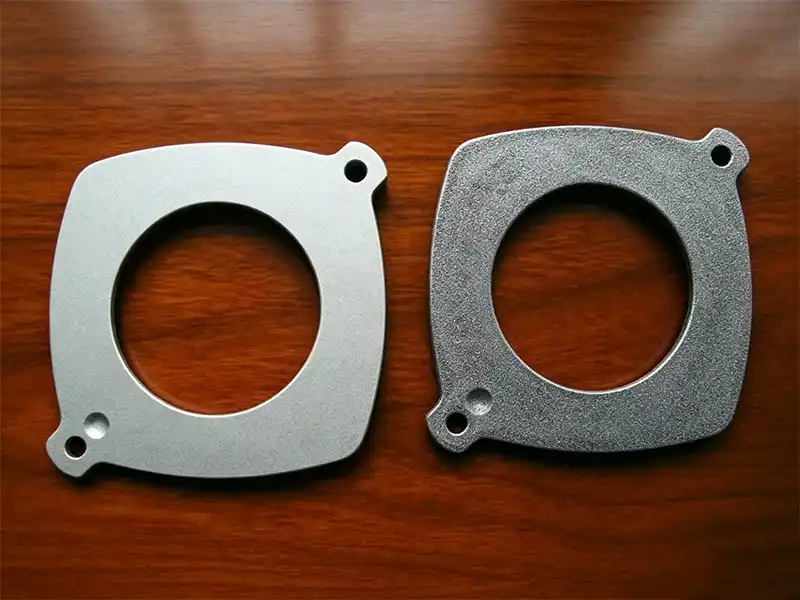 Before and after sandblasting aluminum flange gasket processed by suction blasting cabinet
