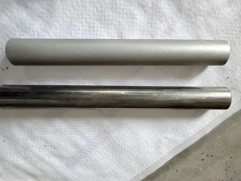 Solid aluminum round bar before and after sandblasting treatment in suction blasting cabinet