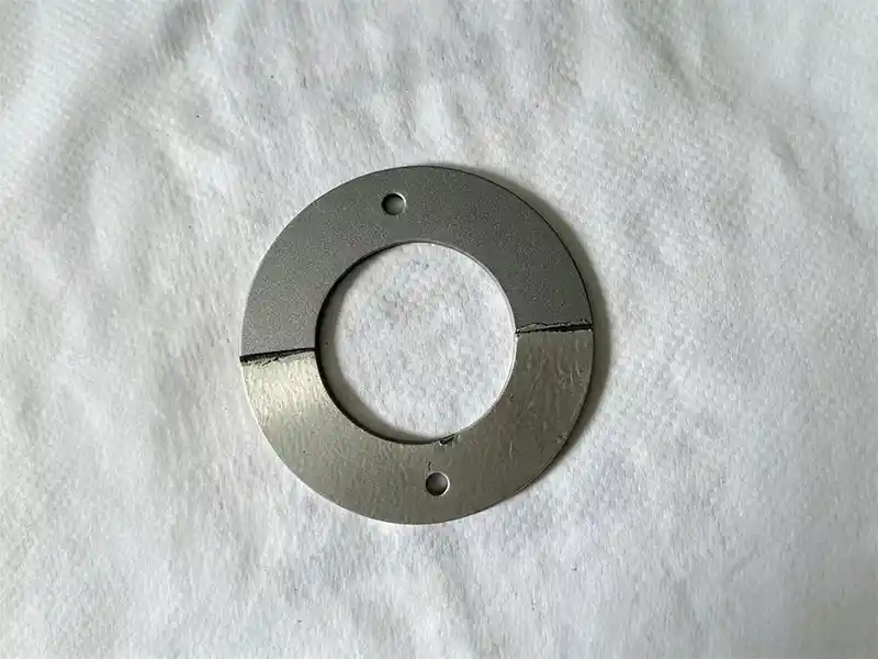 Metal washer half surface sandblasting comparison using suction blasting cabinet