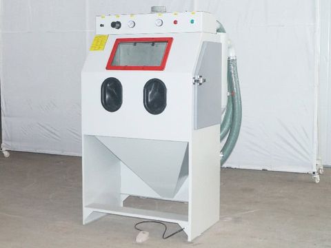 Manual sandblasting cabinet with dual glove ports for surface preparation and rust removal