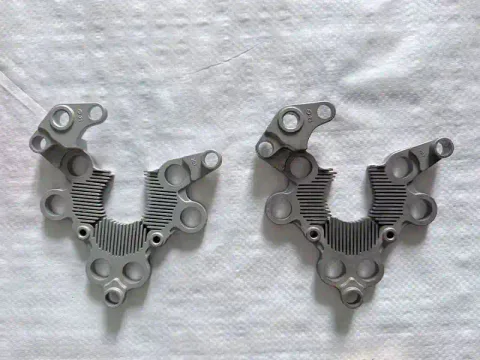 Aluminum die casting heat sink bracket before and after sandblasting by suction blasting cabinet
