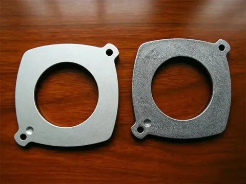 Before and after sandblasting aluminum flange gasket processed by suction blasting cabinet