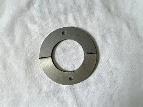Metal washer half surface sandblasting comparison using suction blasting cabinet